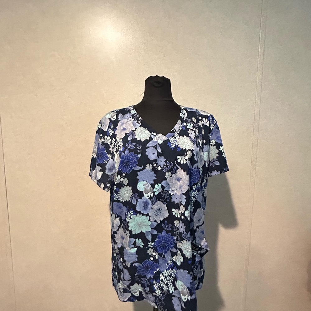 Koi floral scrub top XL - Picture 2 of 5